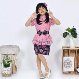 Kinder kebaya sets t/m 12 jaar.