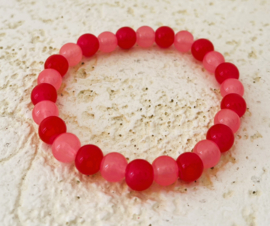 Uit het atelier van Ana. Armband 'framboos'.
