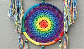 Juweel van een mandala chakra dromenvanger XXL. Deze dromenvanger is gemaakt door een complete Balinese familie. Met vijf mandala's van 42, 31, 22 en 17 cm. Totale lengte 160 cm. Laat je dromen opnemen in het wiel van de magie.