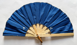 Kleurrijke waaier. Bamboe met batik stof 21,5 cm.