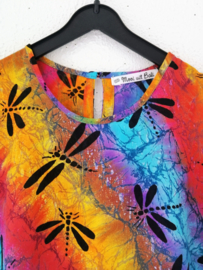 Regenboog libelle sarong shirtje/jurkje. Met aangeknipt mouwtje, zijsplitjes en knoopsluiting achter. Voor 7/9 jaar.