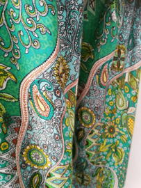 Broek Paisley dream dua groen tinten.. Met breed elastiek in taille/ heupband, sierkoordje aan voorzijde, opgestikt zijvakje en elastiek in enkels. Binnenbeenlengte 76 cm. Heupwijdte tot 130 cm, taille tot max 96 cm. 100% rayon. Maat 44/54.