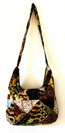 Schoudertas 38 x 29 cm. Hoofdvak en zijvak met rits. Gevoerd.