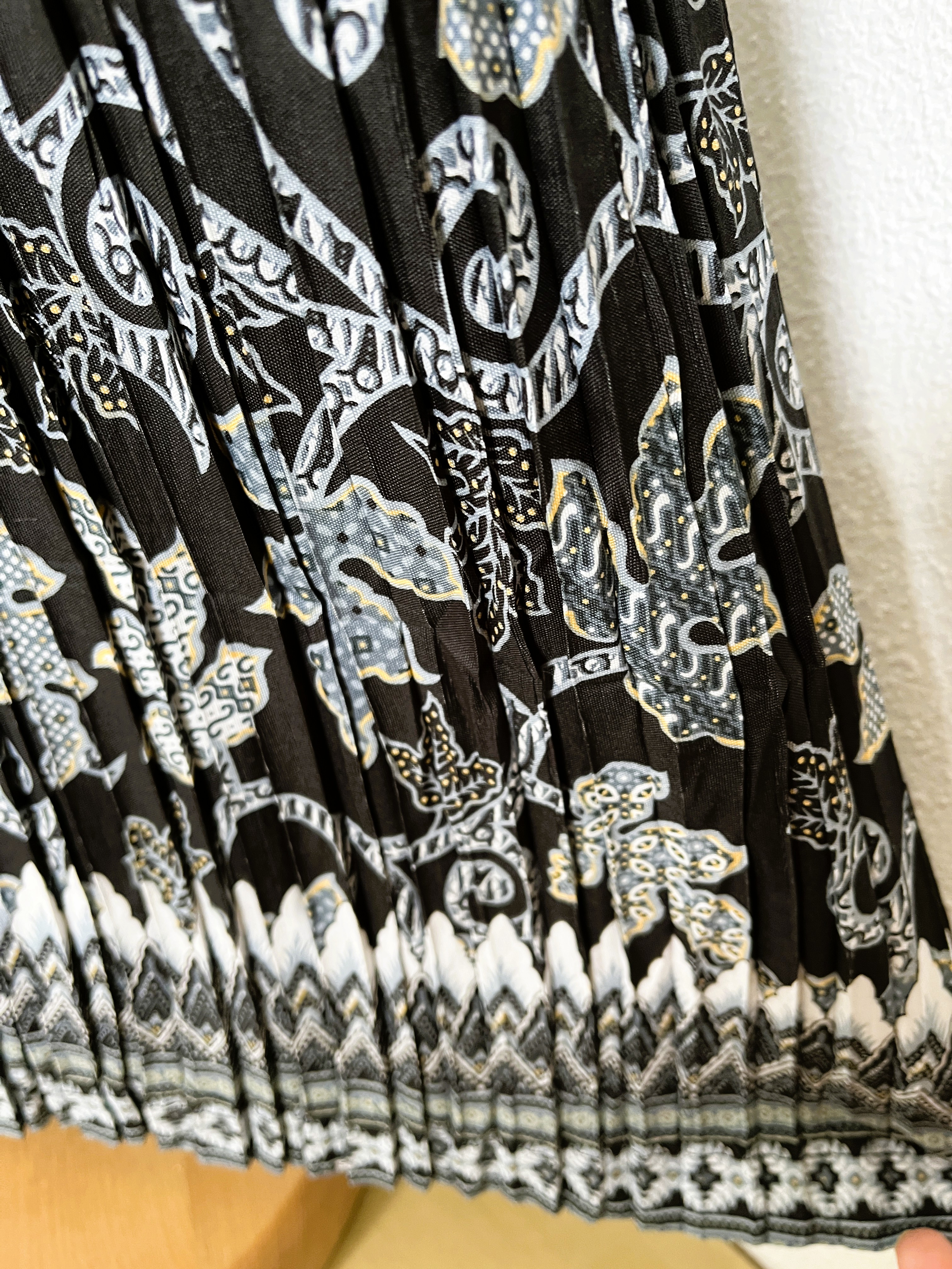 Batik uit Java. Authentieke rok plissé. Maatbereik 38 t/m 42.