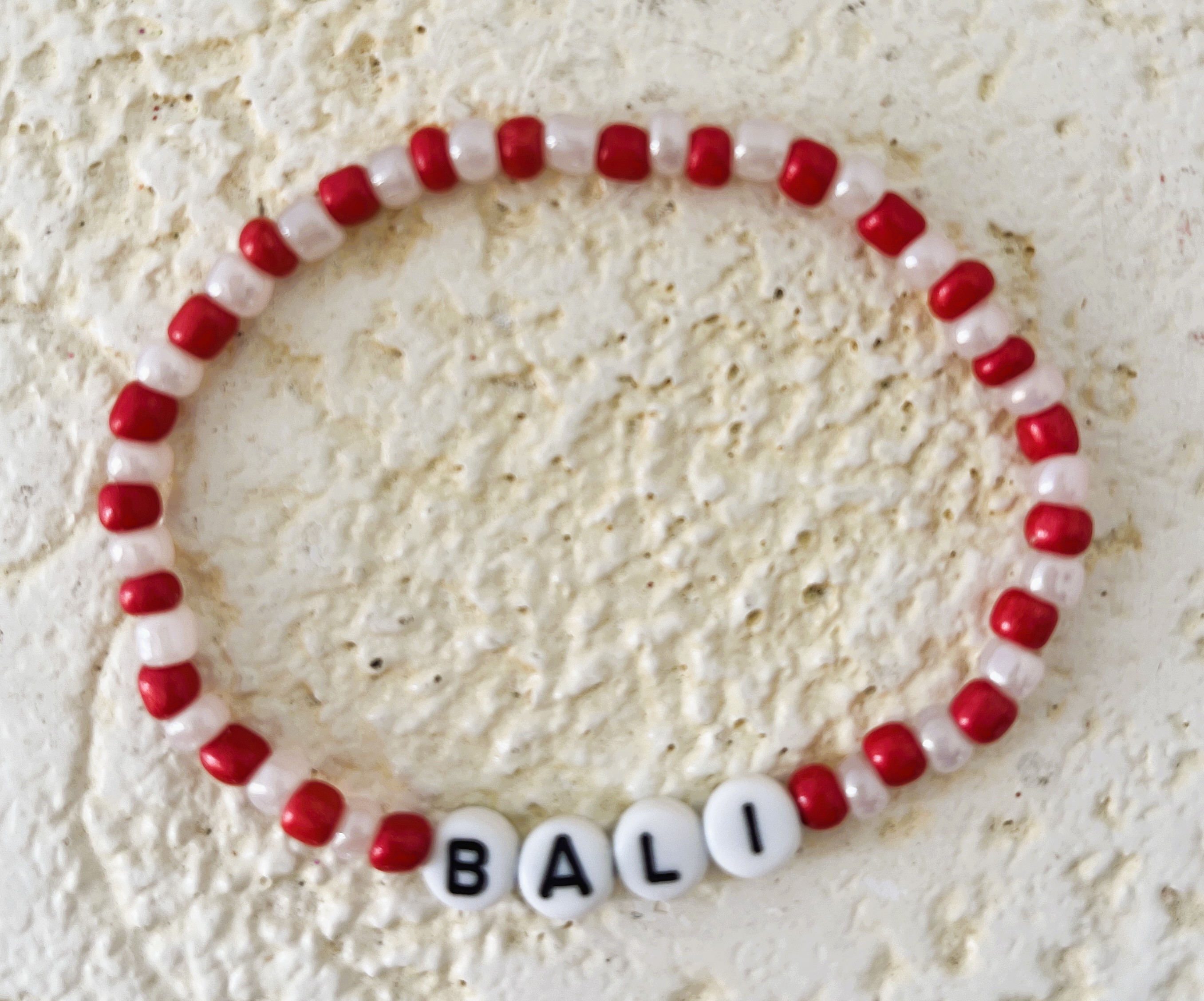 Uit het atelier van Ana. Armbandje Bali met Indonesische vlag.