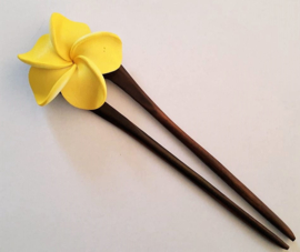 Knot speld. Bali palisander hout met gele frangipani bloem. 19 cm lang.