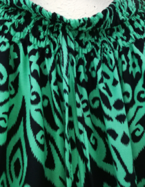 Broek 'Green Art'. Met breed elastiek in taille/ heupband, sierkoordje aan voorzijde, opgestikt zijvakje en elastiek in enkels. Ruimvallende pijpen en normale hoogte kruis. 100% rayon. Binnenbeenlengte 71 cm. Maat 44 t/m 52