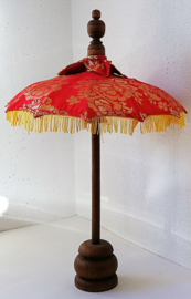 Bali parasol 60 cm rood. Diameter 47 cm. Op houten voet van palisander.