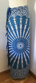 Sarong pauw, blauw/wit.  Symbool van onsterfelijkheid.