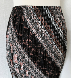 Batik uit Java. Authentieke rok plissé. Maatbereik 38 t/m 44.