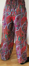 Broek 'Paisley dream', rood/multi. Maat 42 t/m 46.