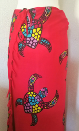 Sarong Bali Turtle rood. Symbool voor een lang leven, kracht en betrouwbaarheid. 115 x 160 cm. 100% rayon (kunstzijde) wasbaar op 30 graden.  Met sarongknoop.