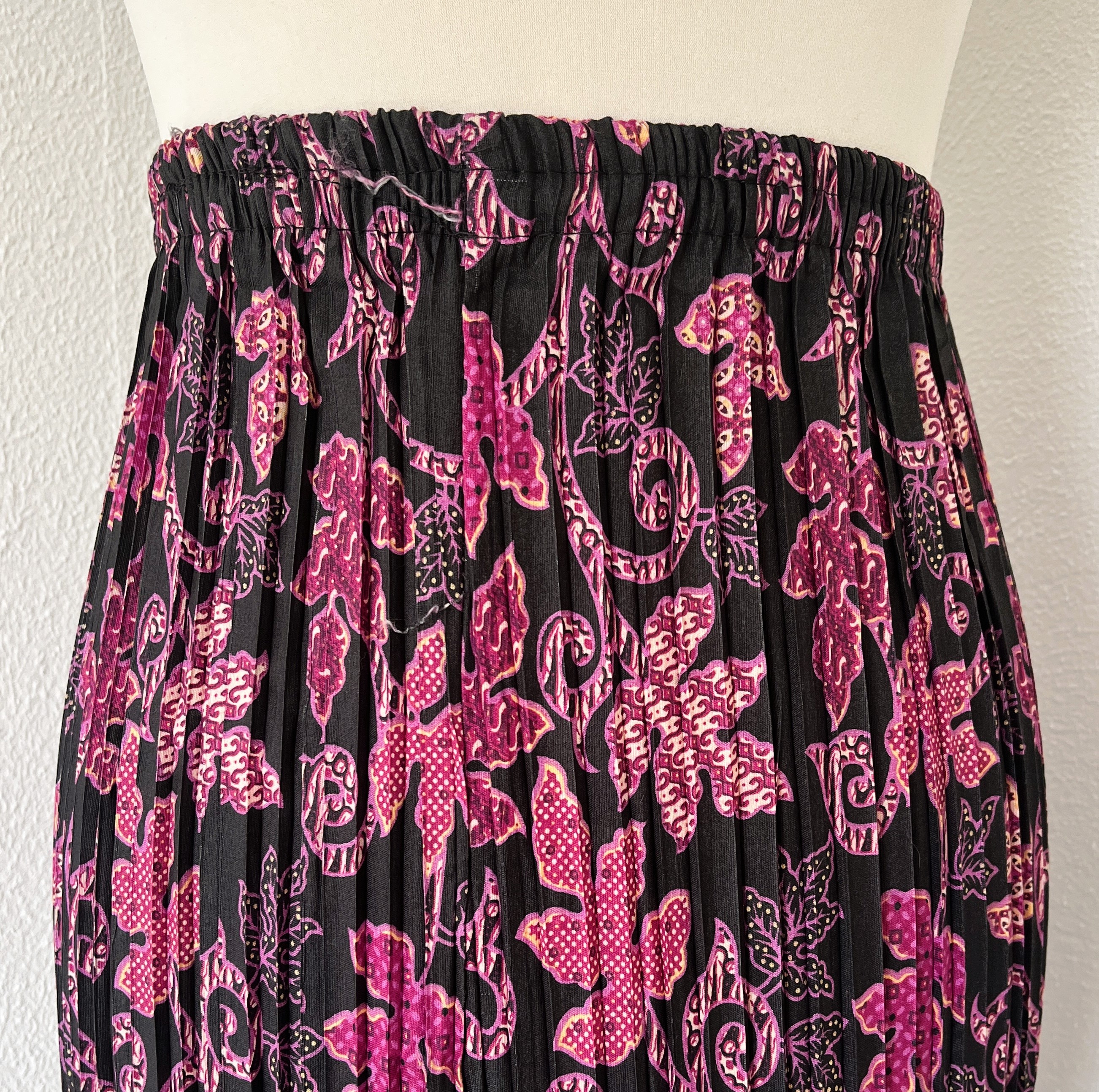 Batik uit Java. Authentieke rok plissé. Maatbereik 36 t/m 40.