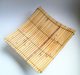 Golvende schaal van gelakte bamboo.