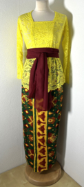 Weergaloos authentieke Balinese set. Maat 38.