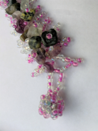 Pastel/ grijs/roze kleurige armband met ingelegde steentjes. 2,5 x 18 cm