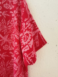Vrolijk roze sarong shirtje/jurkje. Met kort mouwtje en knoopsluiting achter. Voor 8/9 jaar.