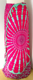 Sarong pauw, pastelgroen/donkerroze.  Symbool van onsterfelijkheid.