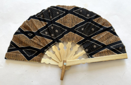 Kleurrijke waaier. Bamboe met batik stof 20 cm.