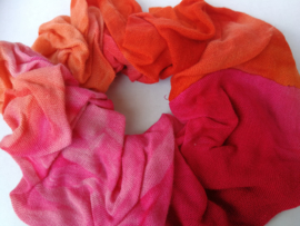 Batik wokkel/scrunchie van tie dye sarong stof. Voor paardenstaart, vlecht of knot.