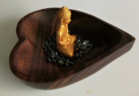 Goudkleurige boeddha zittend op een bedje van hematiet split. Op schitterend schaaltje van Balinees palisander.