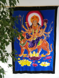 Wandkleed Durga Mata de grote hindoe-moedergodin. Durga is een onoverwinnelijke krijgsgodin. Ze rijdt op de tijgerin Dawon en beeldt mudras uit met haar handen.  1.75 bij 1.15 m. Met ophangkoord.