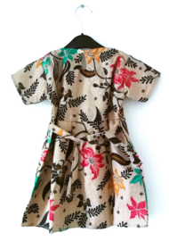 Eenvoudig jurkje van Balinese batik. Maat 122, 7 jaar.