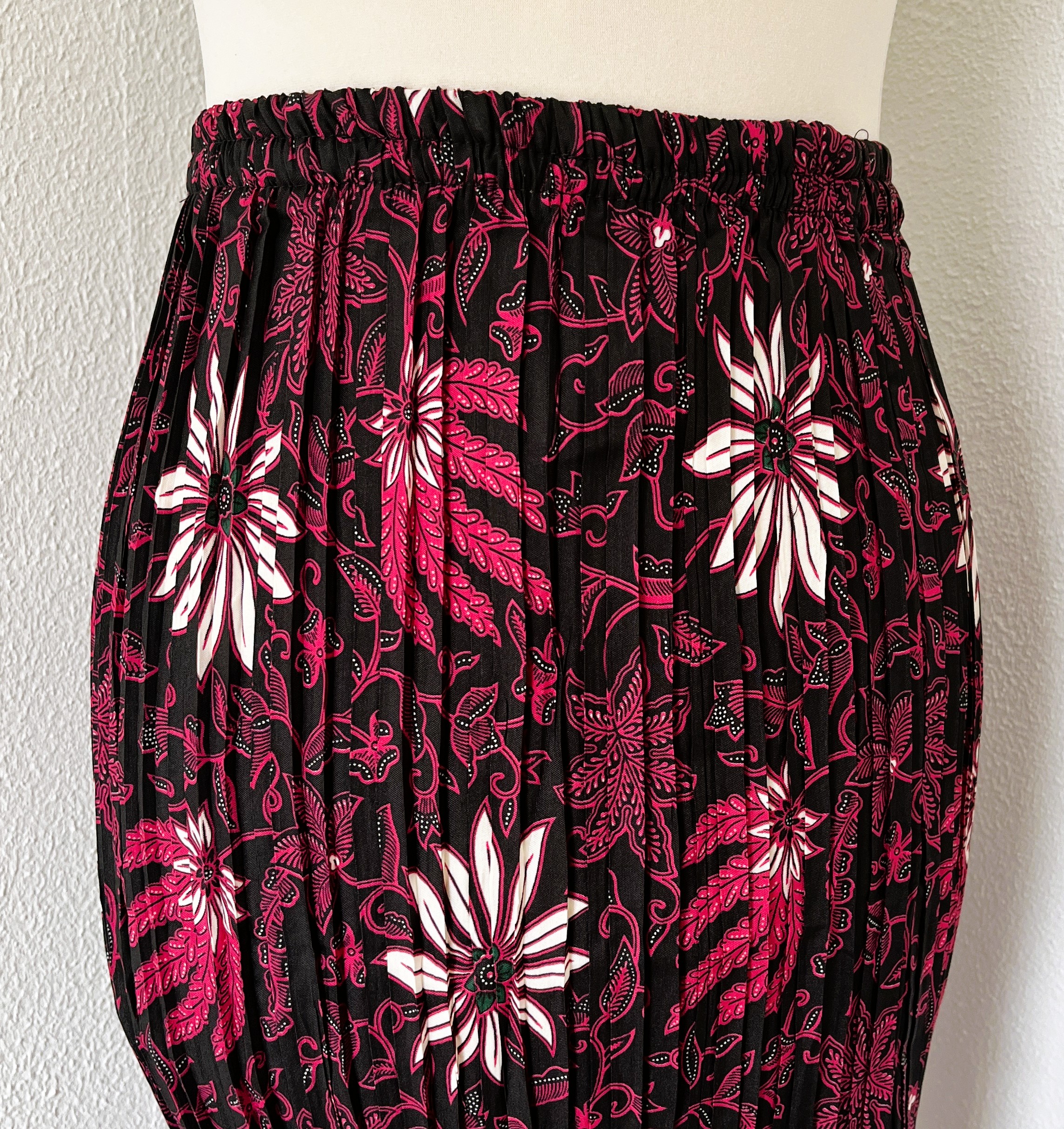 Batik uit Java. Authentieke rok plissé. Maatbereik 36 t/m 40.