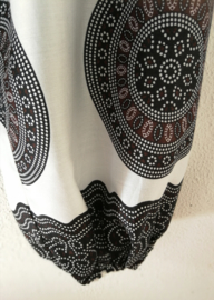 Broek Mandala wit/zwart.  Met breed elastiek in taille, sierkoordje voor, opgestikt zijvakje en elastiek in enkels. Wijde pijp en normaal kruis. Binnenbeenlengte 71 cm. Heupwijdte tot 1.20 m, taille tot max 82 cm. 100% rayon. Maat 36 t/m 42.