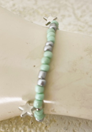 Uit het atelier van Puck. Armbandje 'Bali stars'.