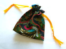 Javaans batik offerzakje. Gevoerd met lichtblauw kleurige satijn. Met goud aantreklintje.  Printjes kunnen verschillen.
