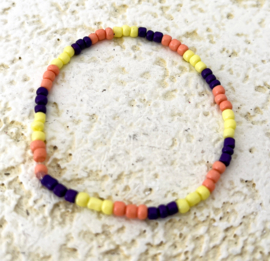 Uit het atelier van Puck. Armbandje paars/geel/zalm.