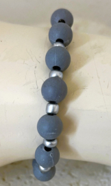 Uit het atelier van Puck. Kinder armbandje met bedel.