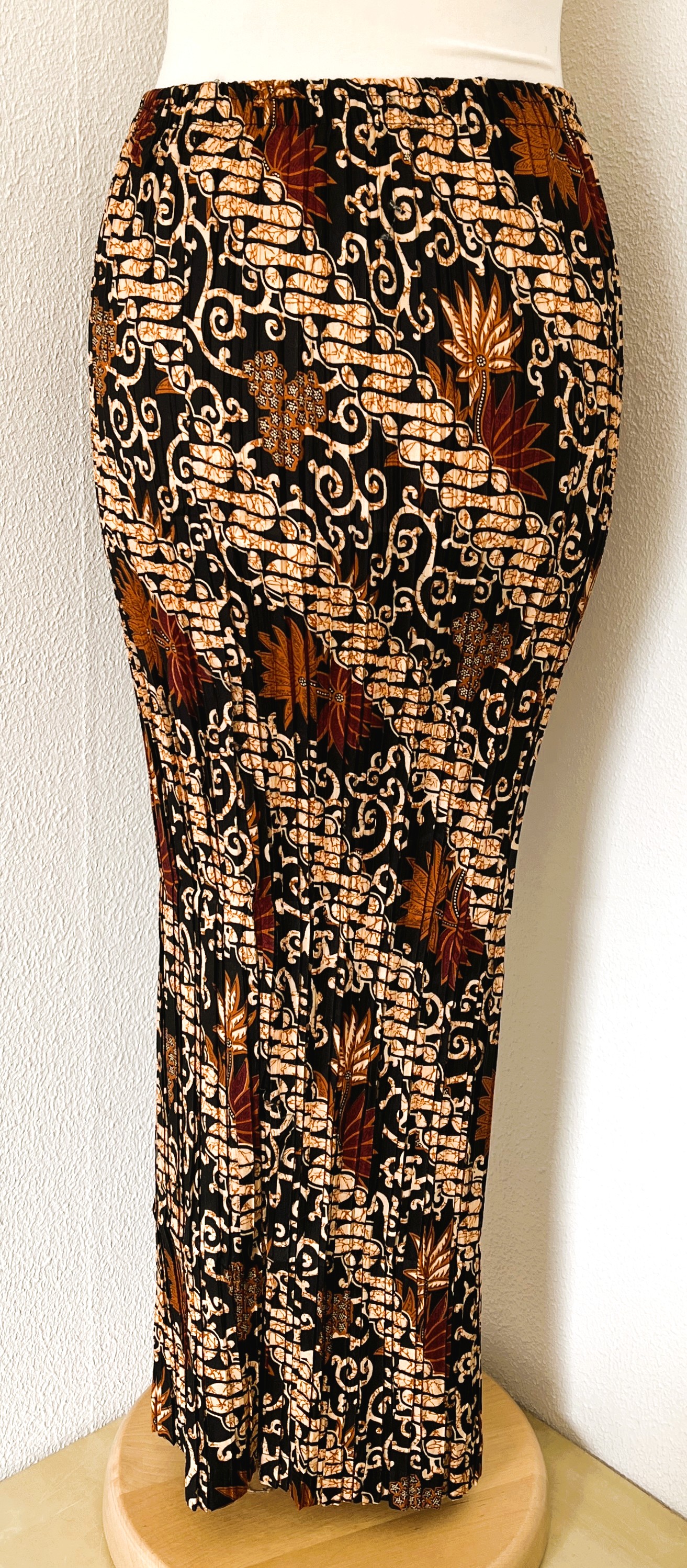 Batik uit Java. Authentieke rok plissé. Maatbereik 36 t/m 40.