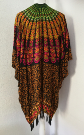 Sarong vest pauw, oranje/rood/zwart/groen. Symbool van onsterflijkheid. 100% rayon, met sarong knoop.