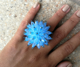 Grote handgemaakte ring 'IJskristal'.