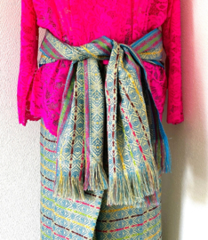 Luxe en authentieke traditionele Balinese set. Maat 54.