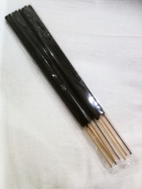 Ayurvedsiche Hindoestaanse wierook, voor het reinigen van je huis. Jempiring wierook sticks.  Inclusief op de achterzijde de tekst van de Balinese Mantra Puja Trisandya. 8 stuks, 31 cm lang met een brandtijd van 2 uur.