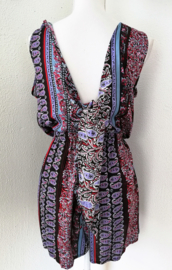 Korte zomerse mouwloze jumpsuit 'Bali Art'. Met grappige brede strikband op de rug, die over over de bh. band valt. Elastische taille en mooi uitgesneden rug. 100% zachte rayon. maat 36 t/m 40