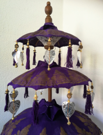 Traditionele ceremoniële Balinese  parasol. Schitterend handwerk, met zeer bijzondere authentieke  details afgewerkt. Op teakhouten voet. Hoogte 110 cm. Diameter parasols 38 en 54 cm.m.