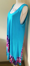 Hemelsblauw tricot jurkje met tie dye rand. Lengte 102 cm, bovenwijdte tot 106 cm, heupwijdte tot 130 cm.