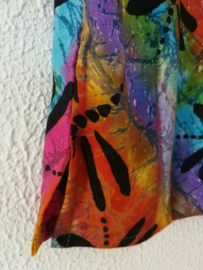 Vrolijk libelle regenboog shirtje. Met zijsplitjes, kort mouwtje en knoopsluiting achter.  Maat 116-128