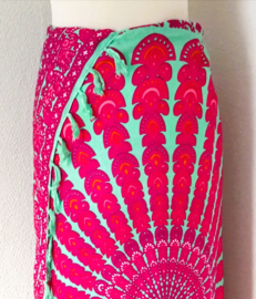 Sarong pauw, pastelgroen/donkerroze.  Symbool van onsterfelijkheid.