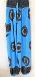 Broek Mandala dua blauw.  Met breed elastiek in taille/ heupband, sierkoordje aan voorzijde, opgestikt zijvakje en elastiek in enkels. Wijde pijp en normaal kruis. Binnenbeenlengte 79 cm. Heupwijdte tot 1.15 m, taille tot max 84 cm. 100% rayon.