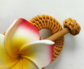 Knot speld. Bali rotan handwerk. Met wit/rode frangipani bloem. 13,5 cm lang.