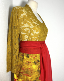 Weergaloos authentieke Balinese set. Maat 40.