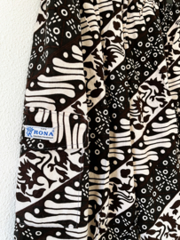Short van authentieke Javaanse batik. Maat heren 52/54. Dames 44/46.