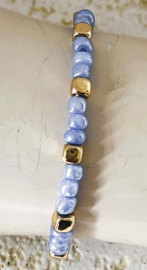 Uit het atelier van Ana. Armbandje babyblauw/goud.