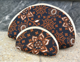 Prachtige set van twee batik tasjes.
