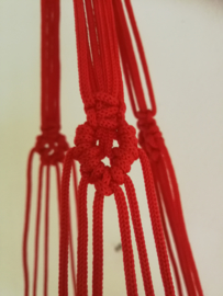 Vrolijke zomerse macramé plantenhanger rood.